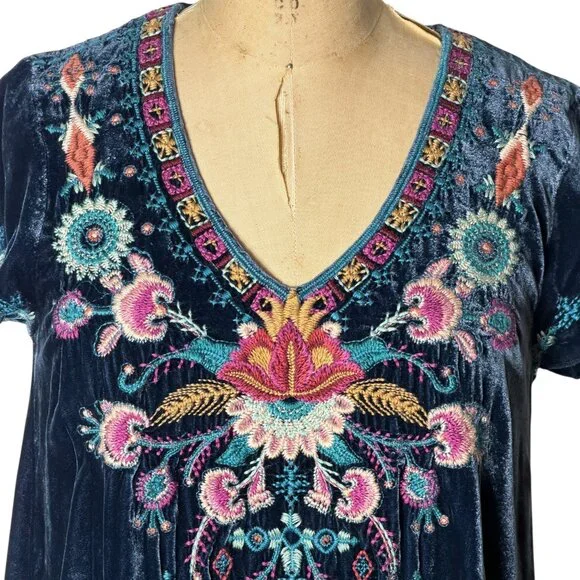 Gorgeous embroidered High-Low velvet top by Johnny Was Size S - Picture 2 of 6